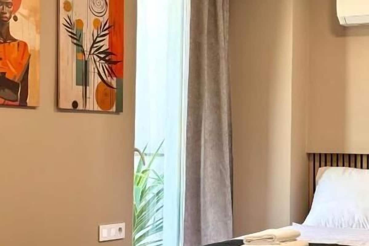 Dobbeltrom – deluxe, byutsikt | Safe på rommet, skrivebord, blendingsgardiner og strykejern/-brett