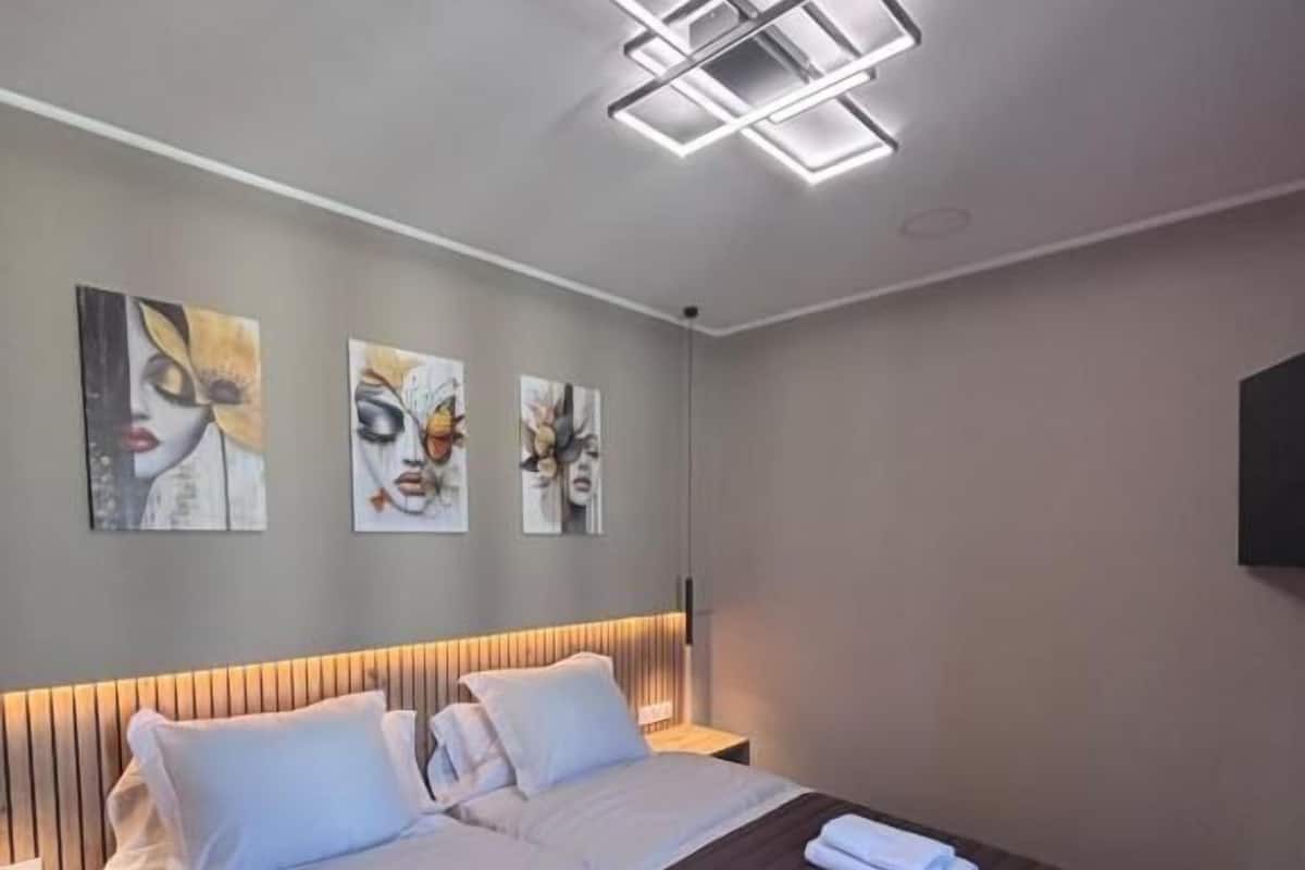 Dobbelt- eller tomannsrom – superior, balkong | Safe på rommet, skrivebord, blendingsgardiner og strykejern/-brett