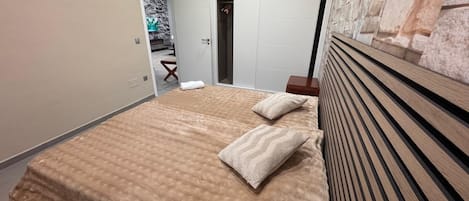 Insonorización y tabla de planchar con plancha