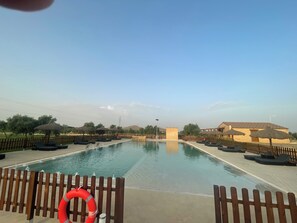 Una piscina al aire libre de temporada