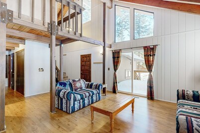 2br+loft/2ba House w/ Garage, Decks, Dog-friendly