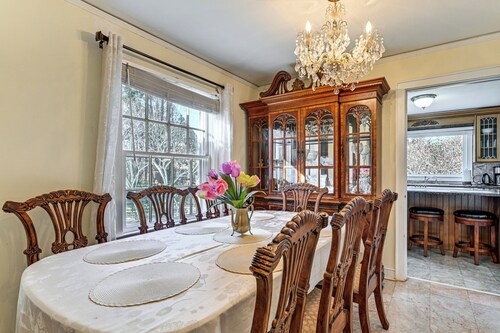 Great for Families! 1-acre Hideaway in Charlotte