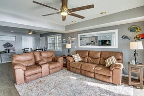 Interior - Harbour Horizon Gem: 1 MM Main Channel, 2 Pools (Lake Ozark)