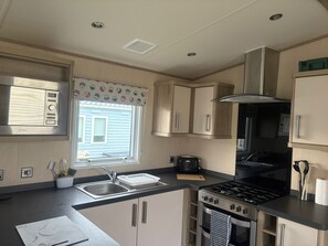 Private kitchen - Beautiful 2 bedroom caravan (Rhyl)