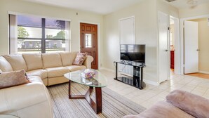 House (2 Bedrooms) | Interior - Waterfront Gulf Access Beach House w Lainai (Port Charlotte)
