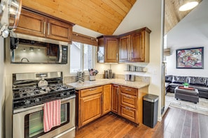 Interior - 5 Mi to Mountain High Resort: Home w/ Gaming Area (Wrightwood)