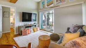 Interior - Dock + Fire Pit: Tranquil Home on Lake Livingston (Livingston)