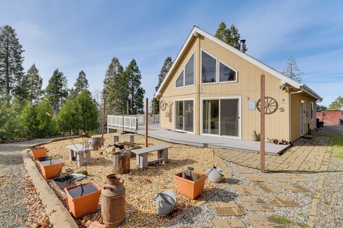 Deck & Wooded Views: 5-acre Auberry Retreat!