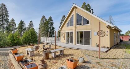 Deck & Wooded Views: 5-acre Auberry Retreat!