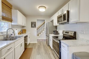 Interior - Work & Play: Extended Stay 5 Mi to Dtwn Huntsville (Huntsville)