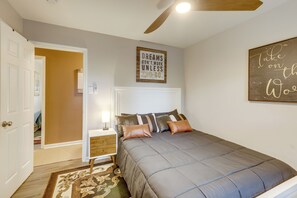 Interior - Work & Play: Extended Stay 5 Mi to Dtwn Huntsville (Huntsville)