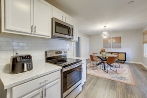 Interior - Work & Play: Extended Stay 5 Mi to Dtwn Huntsville (Huntsville)