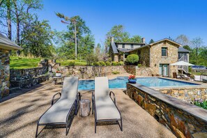 A stone house with a pool, lounge chairs, and a stone wall. - Aldie Home w/ Private Pool: Near Wineries! (Aldie)