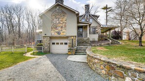 Interior - Aldie Home w/ Private Pool: Near Wineries! (Aldie)
