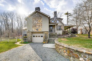 Interior - Aldie Home w/ Private Pool: Near Wineries! (Aldie)