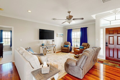 3BR Acreage Next to the Bayou w/ BBQ & Views!