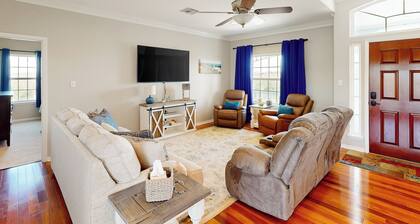 3BR Acreage Next to the Bayou w/ BBQ & Views!