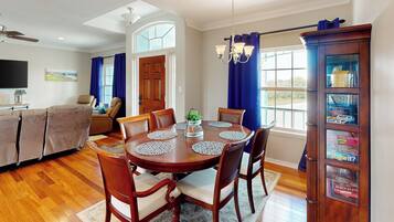 House (3 Bedrooms) | Interior