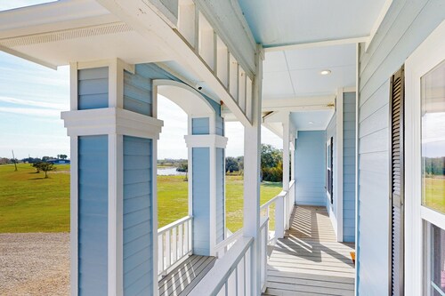 3BR Acreage Next to the Bayou w/ BBQ & Views!