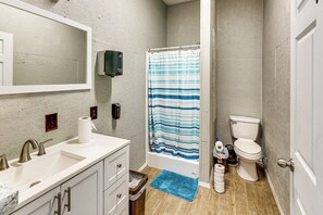 Interior - Gym Access On-site: Cabin w/ Deck in Red Oak! (Red Oak)