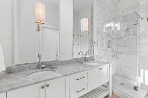 Shower, hair dryer, towels - Here Comes the Sun | Private Pool + Soaking Spa, 6-Seat Golf Cart, Bikes (Santa Rosa Beach)