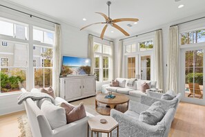 Smart TV, fireplace - Here Comes the Sun | Private Pool + Soaking Spa, 6-Seat Golf Cart, Bikes (Santa Rosa Beach)