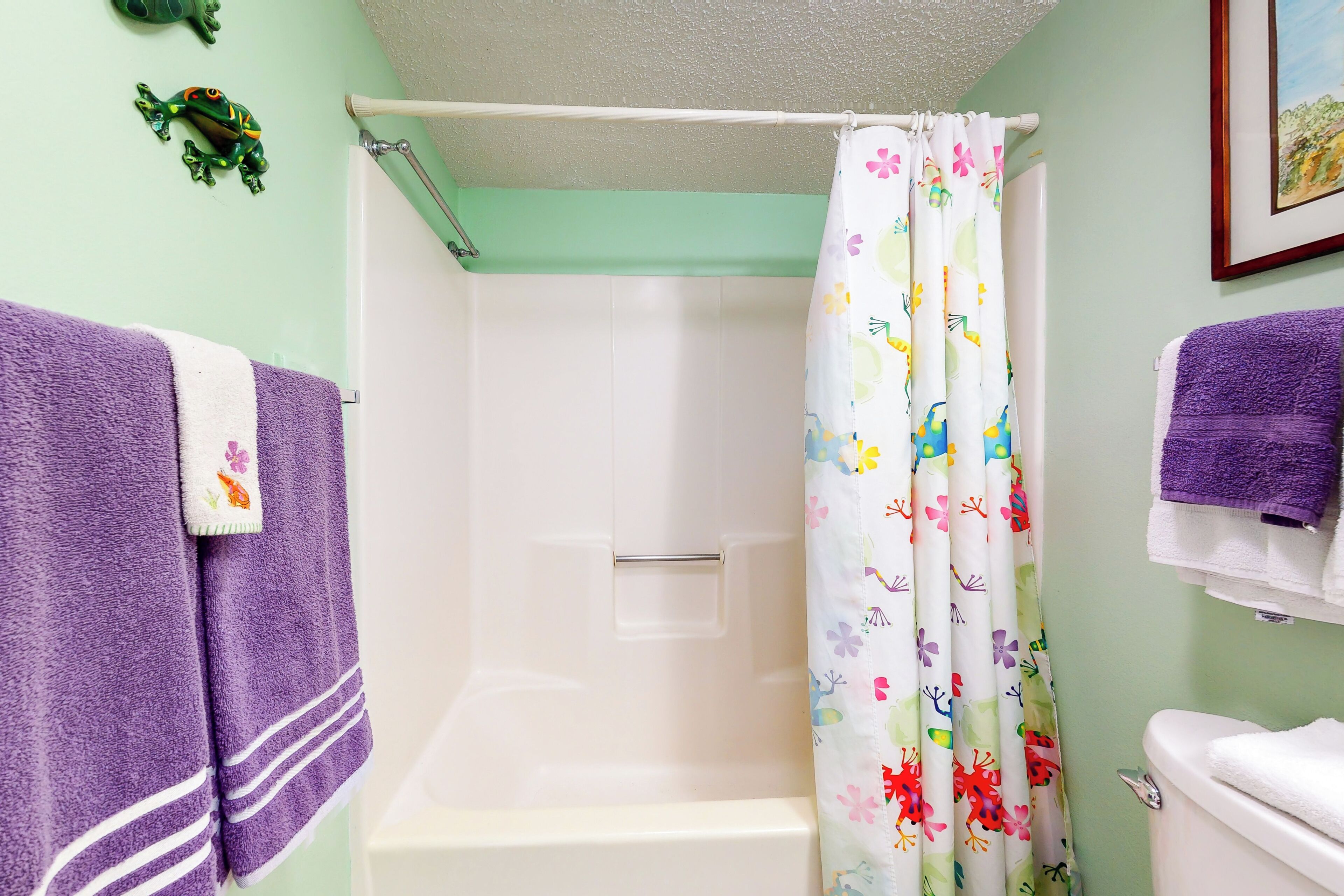 Ein Badezimmer mit Dusche, Toilette und Badewanne.