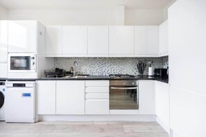 Kühlschrank, Mikrowelle, Ofen, Geschirrspüler