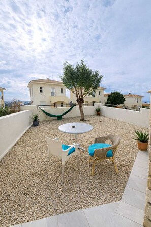 Outdoor dining - Sunny 2 room apartment with garden, sea view & pool!Dog friendly (Πάφος)