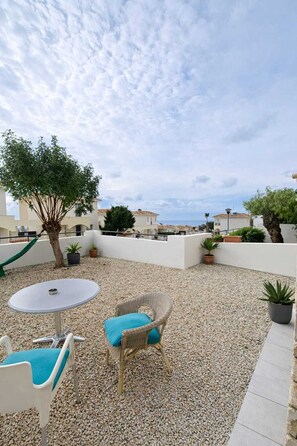 Outdoor dining - Sunny 2 room apartment with garden, sea view & pool!Dog friendly (Πάφος)