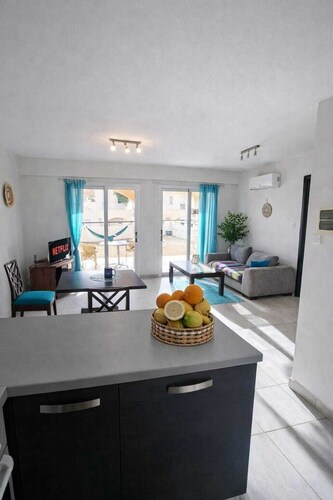Sunny 2 room apartment with garden, sea view & pool!Dog friendly