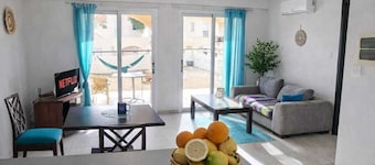 Sunny 2 room apartment with garden, sea view & pool!Dog friendly