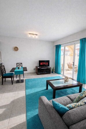 Living area - Sunny 2 room apartment with garden, sea view & pool!Dog friendly (Πάφος)