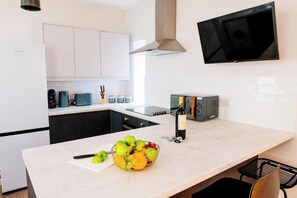 Een koelkast, een magnetron, een oven, een kookplaat