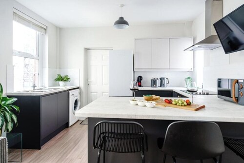 Elegant 2-Bed · Sleeps 4 · Walk to Events