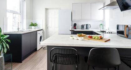 Elegant 2-Bed · Sleeps 4 · Walk to Events
