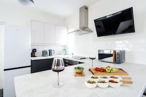 Geladeira, micro-ondas, fogão, cooktop