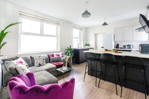 TV - Elegant 2-Bed · Sleeps 4 · Walk to Events (Cardiff)