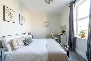 2 bedrooms, iron/ironing board, WiFi, bed sheets - Elegant 2-Bed · Sleeps 4 · Walk to Events (Cardiff)