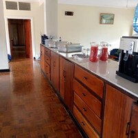 Refrigerador, microondas, utensilios de cocina