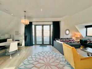 Living area - Hendon Penthouse Apartment (London)