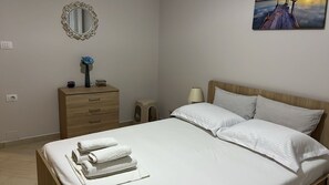 Iron/ironing board, WiFi, bed sheets - Albania Dream Holidays Accommodation (Saranda)