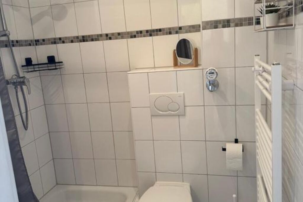 Chuveiro, secador de cabelo, toalhas de banho, sabonete