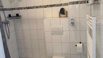 Een douche, een haardroger, handdoeken, zeep