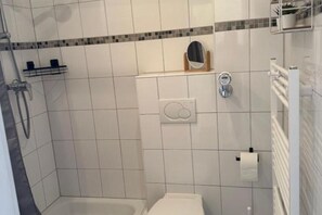 Chuveiro, secador de cabelo, toalhas de banho, sabonete