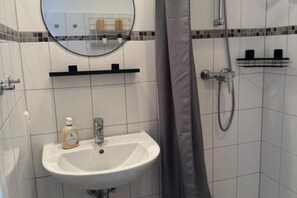 Chuveiro, secador de cabelo, toalhas de banho, sabonete