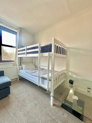 3 chambres, fer et planche à repasser, Wi-Fi gratuit, draps fournis
