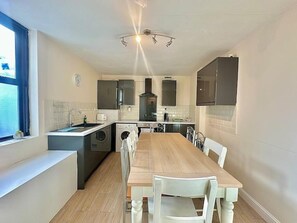 Fridge, microwave, oven, electric kettle - Visit and Stay at Whitechapel (London)
