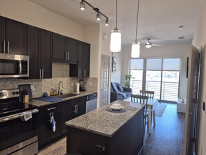 Fridge, microwave, oven, stovetop - Cozy 1-bedroom apartment with AC in nice Richardson (Richardson)