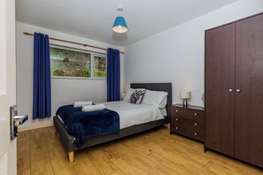3 bedrooms, iron/ironing board, WiFi, bed sheets - 3-bedroom lodge in superb Callington with pool and fitness  access (Callington)